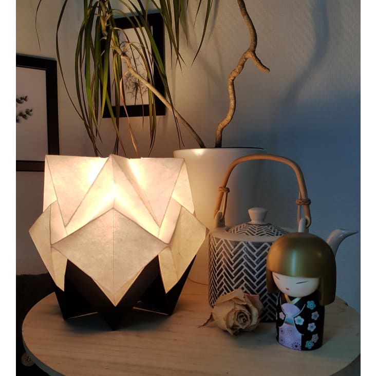Lampe de table origami bicolore en papier taille S-HIKARI cropped-3