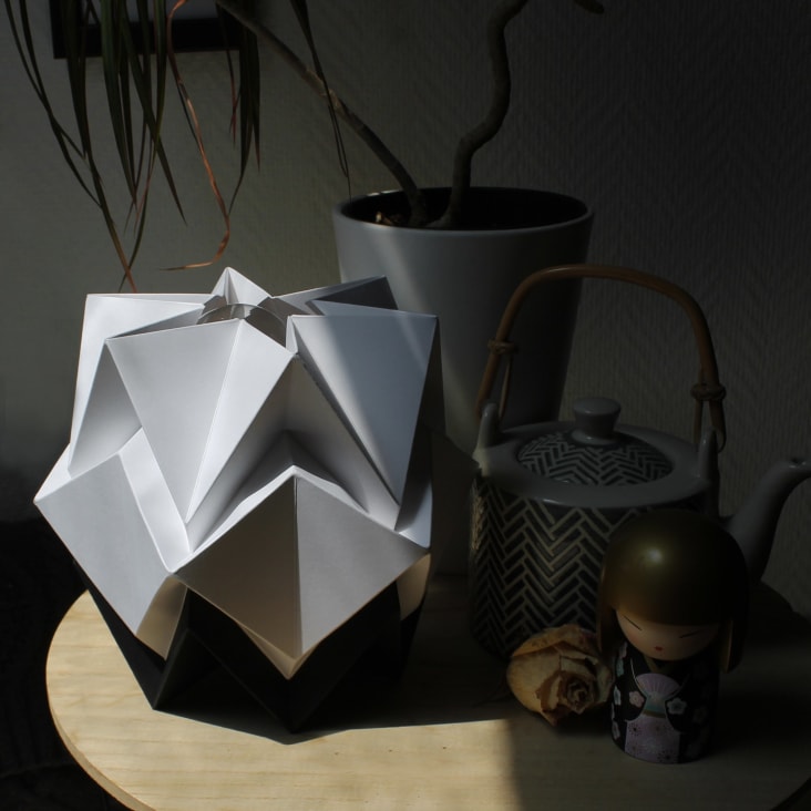 Lampe de table origami bicolore en papier taille S-HIKARI cropped-4