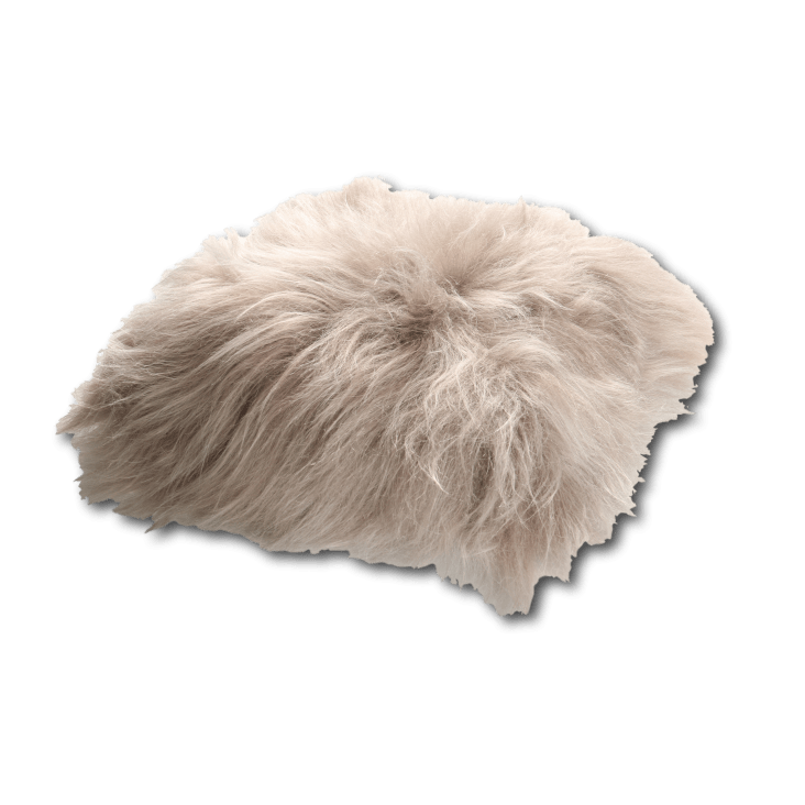 Coussin en peau de mouton islandais taupe 35x35 cropped-3
