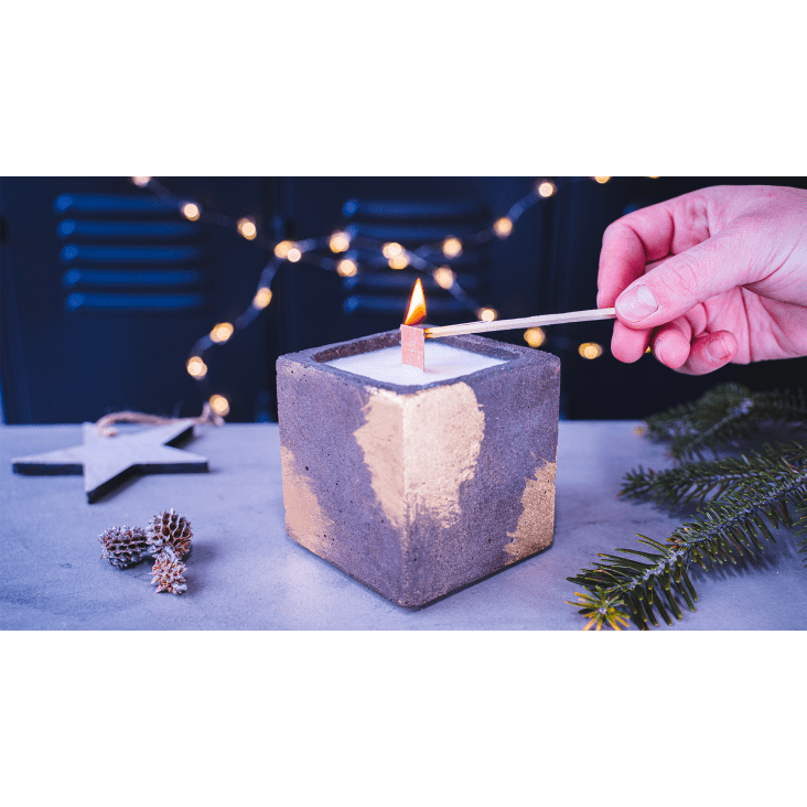 Bougie Noël en béton anthracite et patine dorée-DÉLICES DE NOËL cropped-2