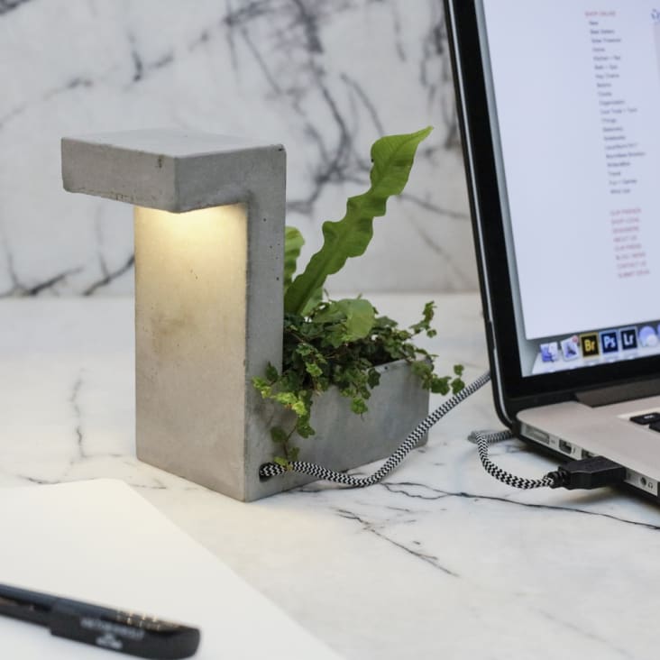 bureau moderne avec ordinateur portable, lampe et vase de fleurs
