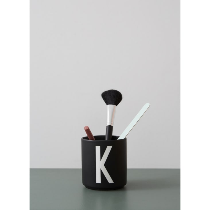 Tasse noire design letters porcelaine noir-PERSONAL A-Z cropped-5