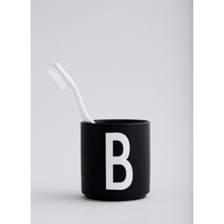 Tasse noire design letters porcelaine noir-PERSONAL A-Z cropped-7