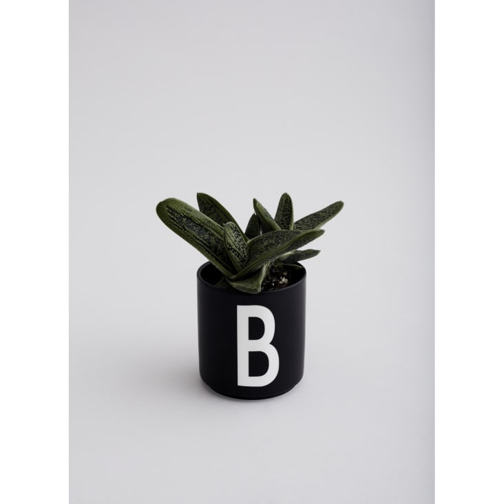 Tasse noire design letters porcelaine noir-PERSONAL A-Z cropped-9
