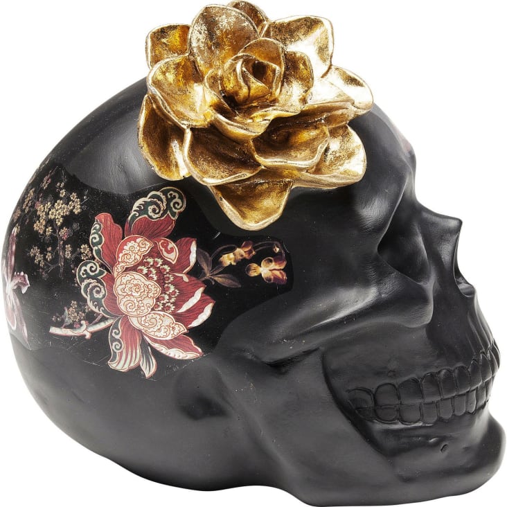 Totenkopf mit Blüte und Tattoo in Schwarz