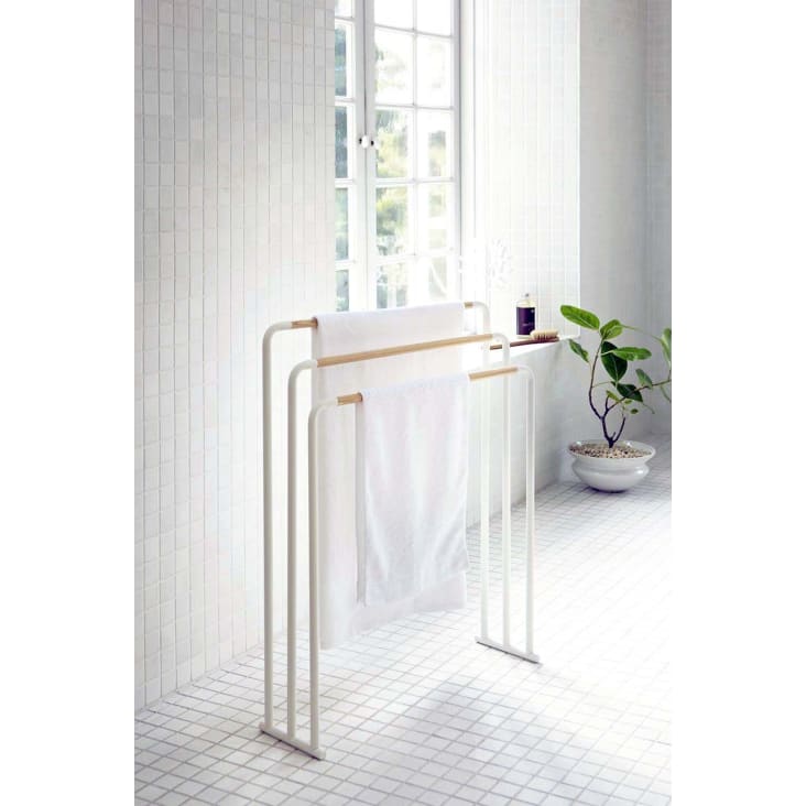 Portasciugamani da terra in metallo dal design minimale – Wood