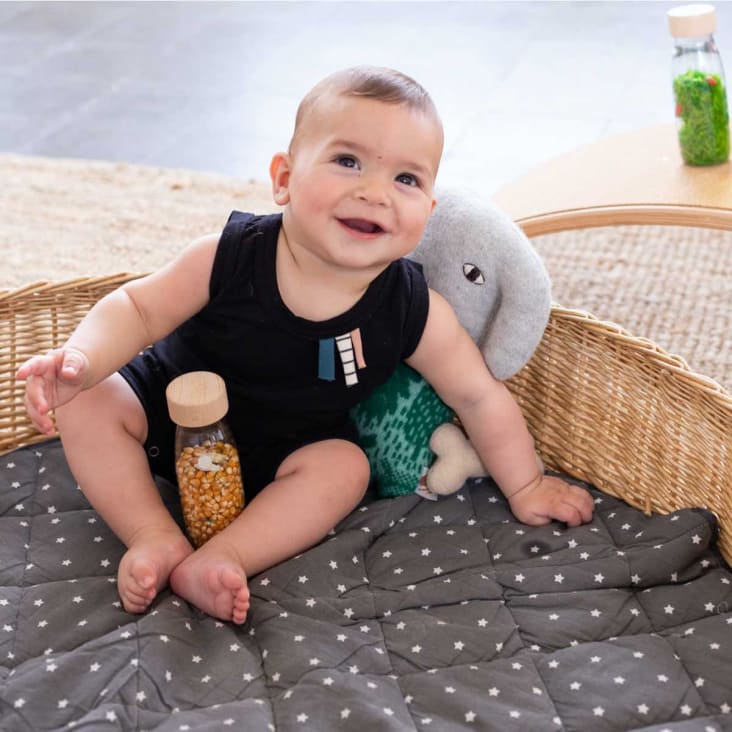 Bouteille sensorielle Montessori : Activité bébé à partir de 2 mois