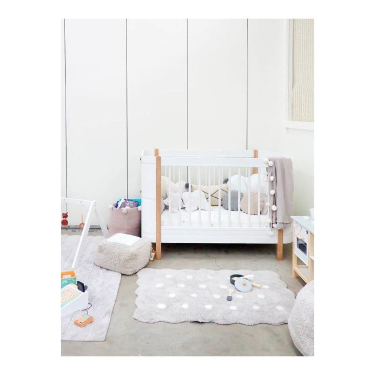 Cesta y juguetes suaves para bebés en blanco y negro contrastes — La Tienda  De La Familia