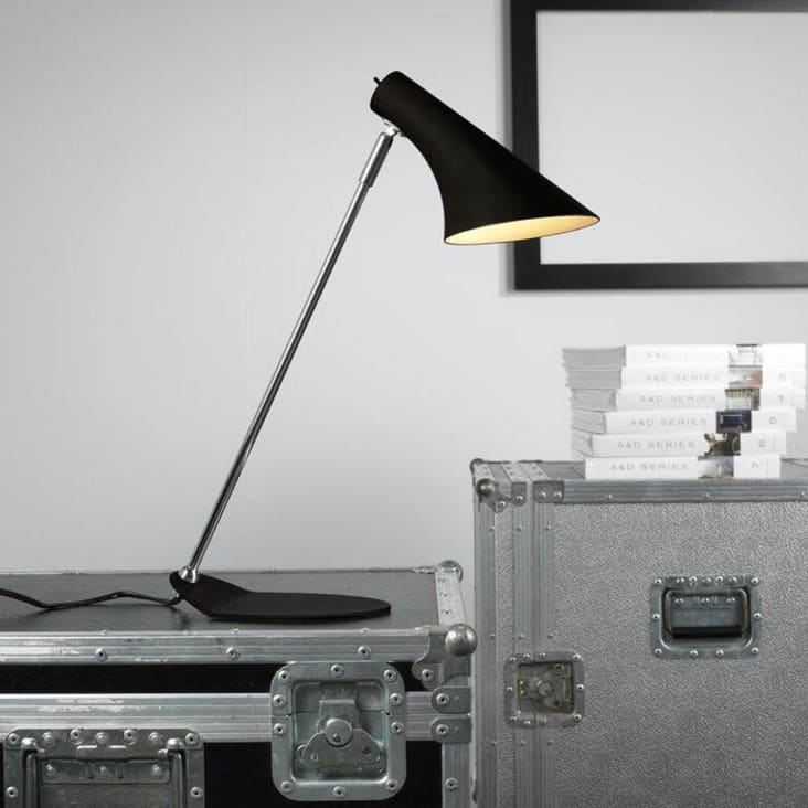 Lámpara de mesa negro de metal e interruptor en la pantalla VANILA