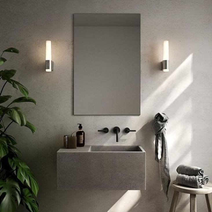 Pour votre miroir de salle de bains craquez pour l'applique murale noire   Décoration murale salle de bains, Lumiere salle de bain, Idée salle de bain