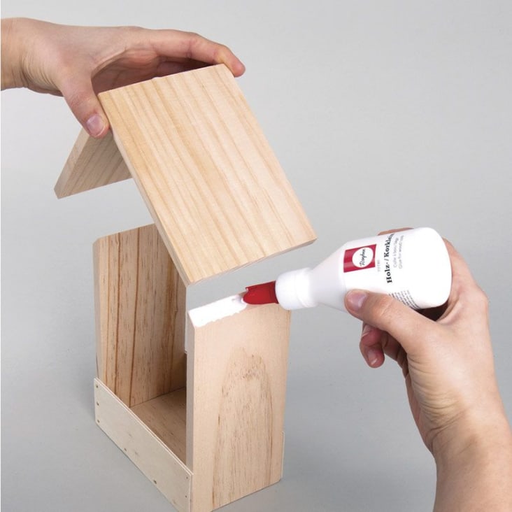 Mangiatoia Uccelli Legno FSC - Casetta Da Appendere Stile Western, Multicolore 18x18x23 Cm - Foto 2