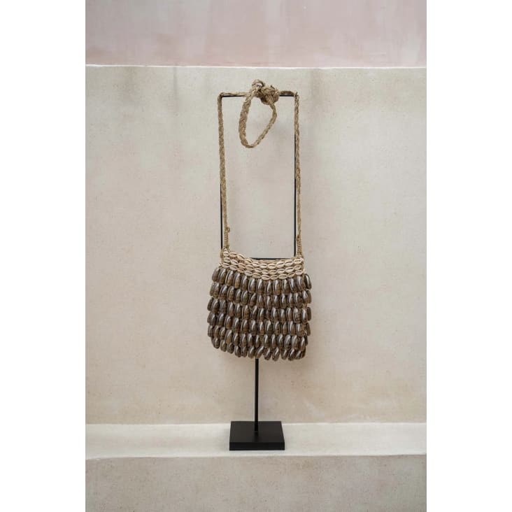 Taschenstatue aus Muschelschale auf weiBem Metallsockel