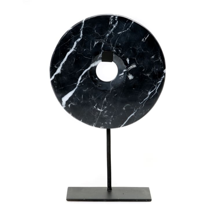 Estatua de mármol negro sobre una base de metal grande-Marble cropped-8