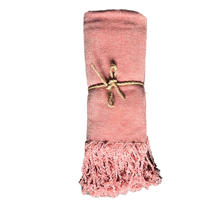 Manta rosa suave coralina con detalle de flecos LOW PINK