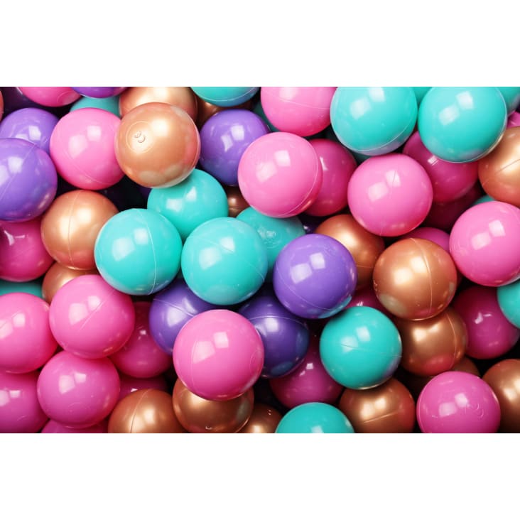 Giochi di schiuma con una piscina di palline viola, oro e rosa