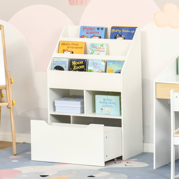 Diseño de interiores de habitación de bebé. cajonera con cambiador y  bandeja en guardería. habitación infantil para bebés.