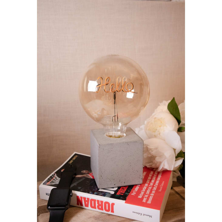 Lampe à poser en béton gris avec son ampoule à message-HELLO cropped-3