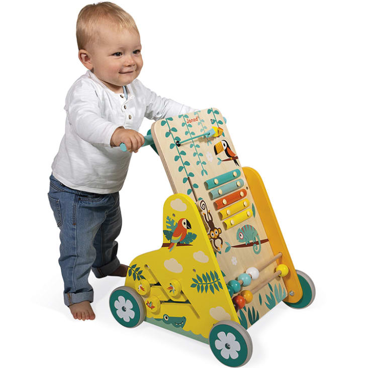 Chariot de marche baby walker en bois vert trotteur avec un