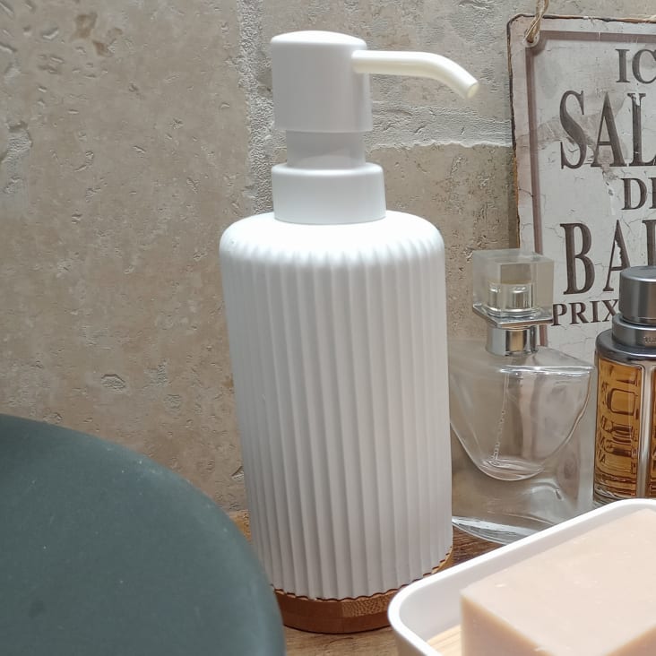 Distributeur à savon strié polyester/bambou blanc 8.5x18 cm cropped-3