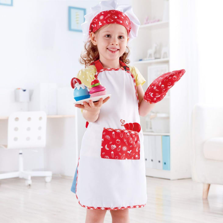 Chef Cuisinier Enfant Portant L'uniforme De Cuisinière Et Toque De Chef  Préparant La Nourriture Dans La Cuisine Cuisine Culinaire Et Concept De  Nourriture Pour Enfants