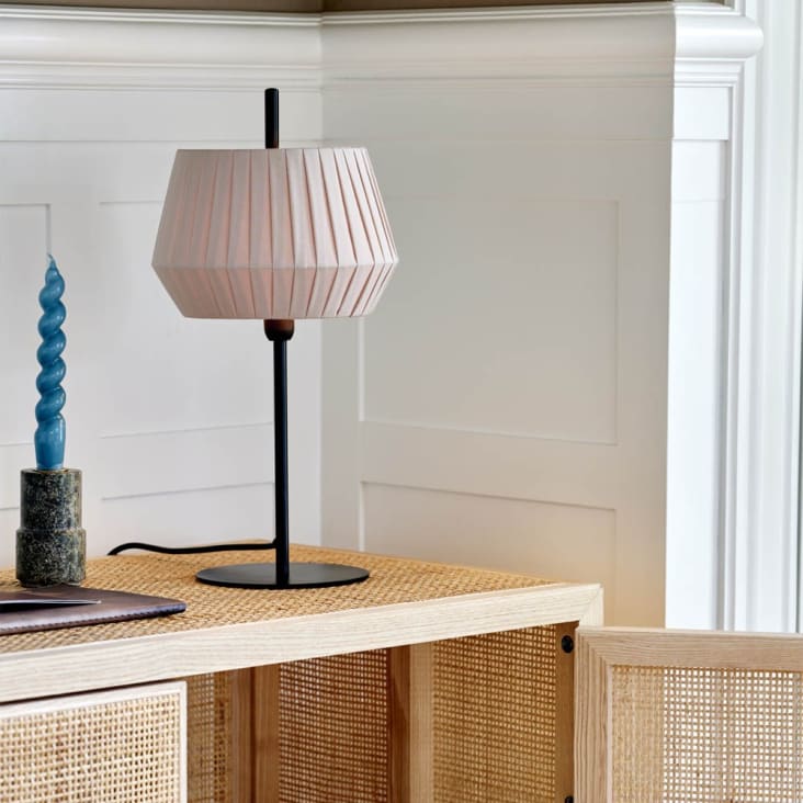 Lámpara mesa tripodal madera natural y pantalla de mimbre Lámpara