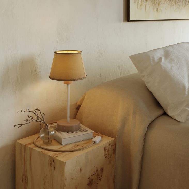 Lampada in legno con paralume in tessuto beige e dettagli bianchi