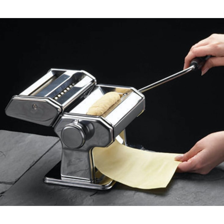 Máquina para hacer pasta italiana en acero inoxidable plateado