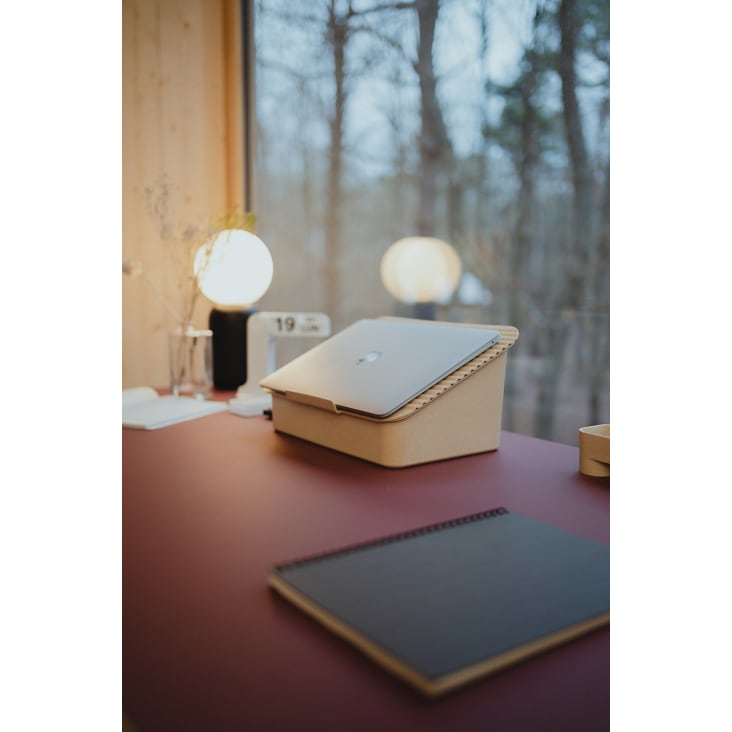 Un support en bambou pour PC portable, pour télétravailler au lit