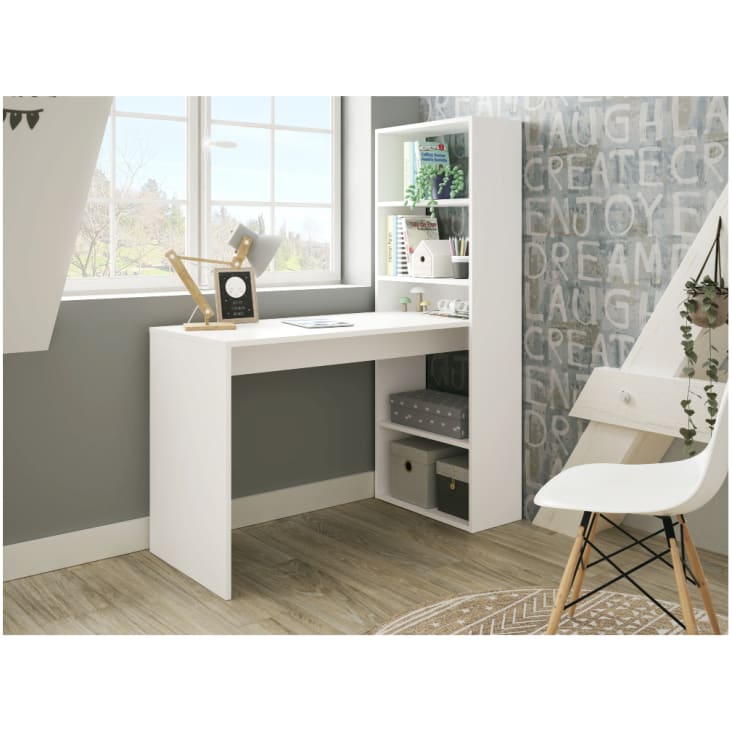 bureau scandinave blanc aménagé avec une table blanche pratique, une chaise  noire, des étagères murales …