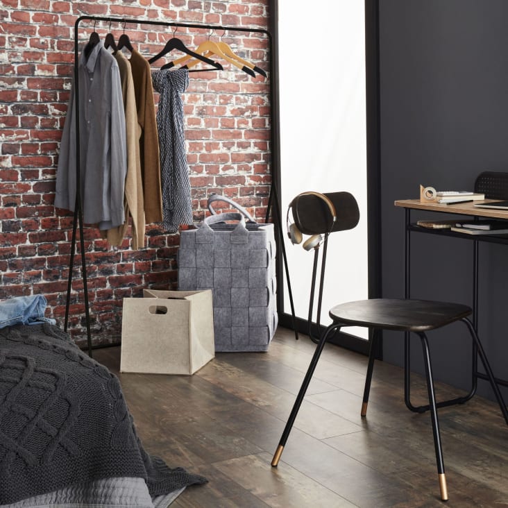 L'armoire de bureau design BIOME en métal noir et en bois.