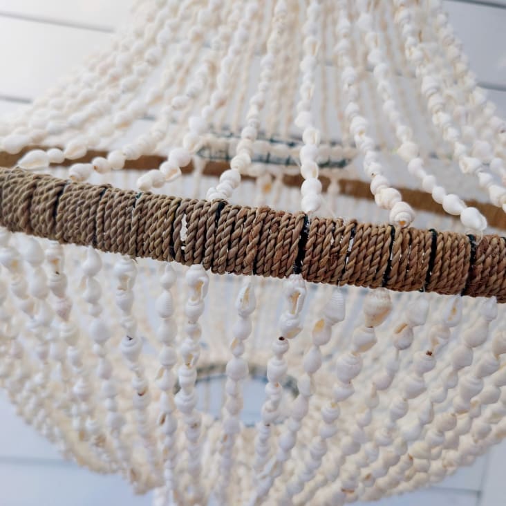 SUSPENSION COQUILLAGES BLANCS & FEUILLE MACRAME