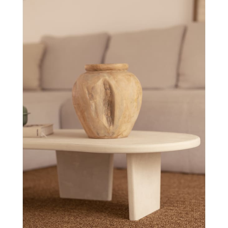 Table de salle à manger ronde en microciment de couleur blanc cassé avec  des pieds en bois de chêne foncé en différentes taille