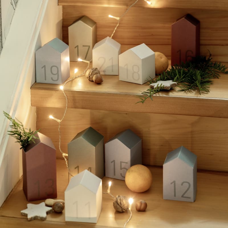 Calendrier de l'Avent Village multicolore - maisons à plat avant montage