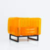 Sillón con asiento de TPU naranja Cristal y estructura de aluminio