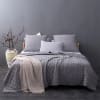 Couvre lit matelassé et moelleux polyester gris clair 180x240 cm