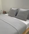 Sábana de punto 100% algodón gris para cama de 180 cm con almohadas