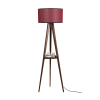 Lámpara de pie trípode con repisa de madera y pantalla de tela rojo