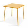 Mesa de jardín cuadrada de metal amarillo