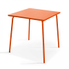 Mesa de jardín cuadrada de metal naranja