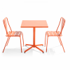Mesa de jardín y 2 sillas naranjas inclinables en conjunto