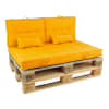 Packe Gartenmöbel aus Paletten und gelben Kissen ein