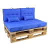 Packen Sie Gartenmöbel aus Paletten und blauen Kissen
