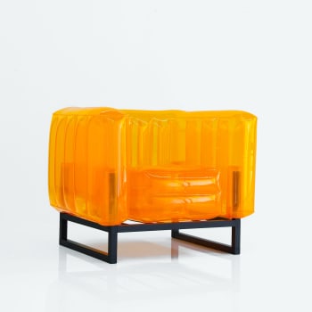 YOMI EKO - Sillón con asiento de TPU naranja Cristal y estructura de aluminio