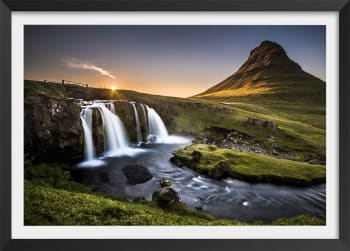Affiche paysage cascade o - kirkjufell islande avec cadre noir 90x60cm