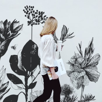 Papel pintado panoramico gráfico de patrón floral 225x250 blanco y neg