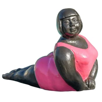 Estatua contemporánea mujer posición yoga fucsia