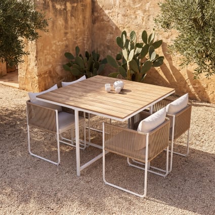 Set aus Gartentisch aus Verbundwerkstoff in Teak-Optik, 4 Personen, L110cm und 4 integrierten Stühlen in Rattan-Optik Swann