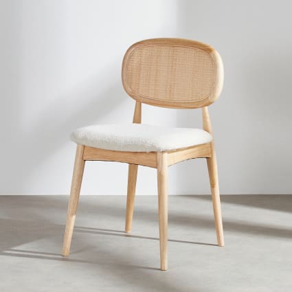 Stuhl aus hellem Gummibaumholz, ecrufarbenem Stoff und Rattan-Geflecht  Fifty | Maisons du Monde