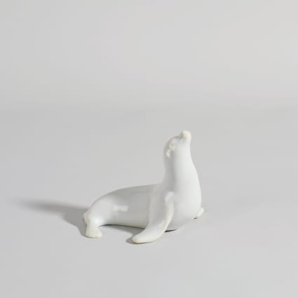 Weiße Porzellanfigur eines Seelöwen, H 12 cm Lily
