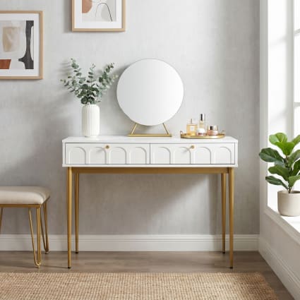 Weiß-goldene Kommode mit elegantem Design